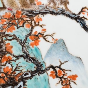 Plaque en porcelaine de Chine famille rose à décor de singes, marque de Bi Yuanming 畢淵明, datée 1964 — photo 4