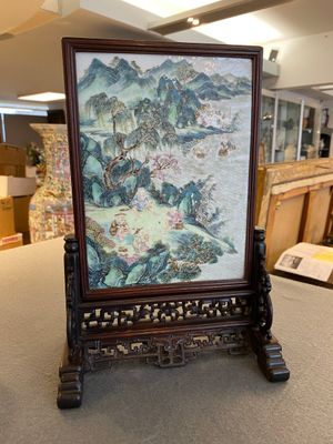 Plaque en porcelaine de Chine famille rose montée en écran de table en bois, Qianlong — photo 1