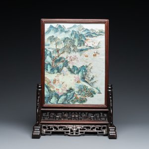 Plaque en porcelaine de Chine famille rose montée en écran de table en bois, Qianlong — photo 1