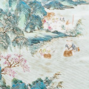 Plaque en porcelaine de Chine famille rose montée en écran de table en bois, Qianlong — photo 6