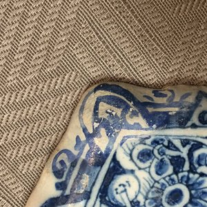 Plaque rare en faïence de Delft, bleu et blanc, décor dégustation de vin, 18e — photo 3