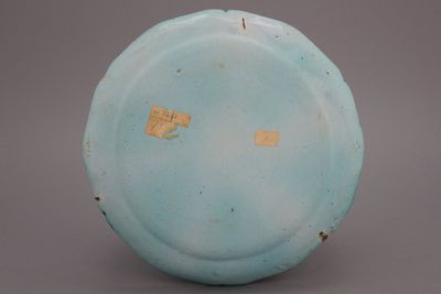 Plat à bord lobé en faïence de Bruxelles, décor feuille, 18e