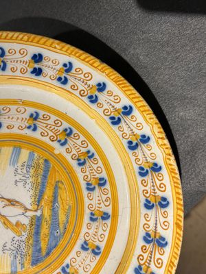 Plat à décor d'un putto en faïence en bleu, blanc et jaune, atelier Verstraeten, Haarlem, ca. 1640-1660 — photo 8