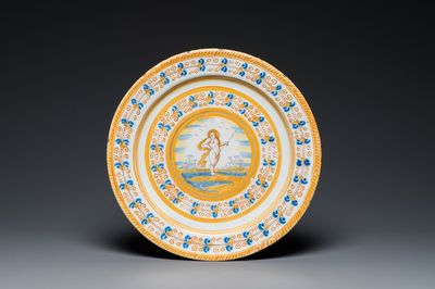 Plat à décor d'un putto en faïence en bleu, blanc et jaune, atelier Verstraeten, Haarlem, ca. 1640-1660