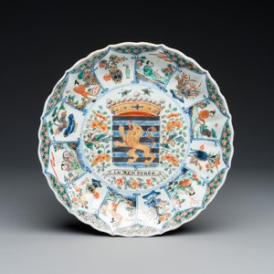Plat armorié dit 'des provinces' en porcelaine de Chine famille verte aux armes de Luxembourg, Kangxi/Yongzheng — photo 1
