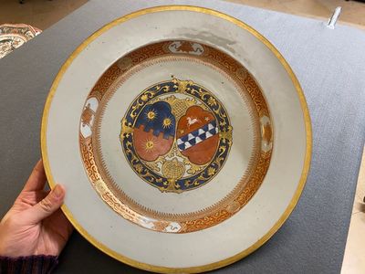 Plat armorié en porcelaine de Chine à décor en bleu, blanc, rouge de fer et doré, Qianlong — photo 1
