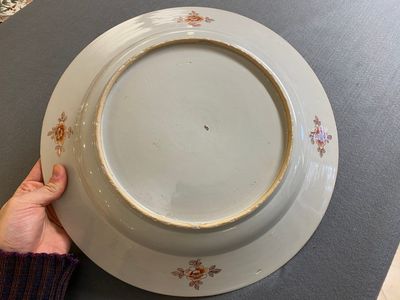 Plat armorié en porcelaine de Chine à décor en bleu, blanc, rouge de fer et doré, Qianlong — photo 5