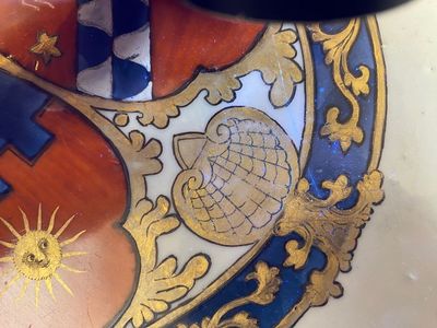 Plat armorié en porcelaine de Chine à décor en bleu, blanc, rouge de fer et doré, Qianlong — photo 9
