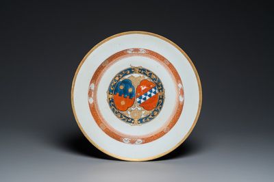 Plat armorié en porcelaine de Chine à décor en bleu, blanc, rouge de fer et doré, Qianlong