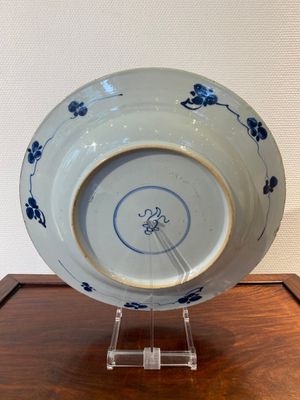 Plat armorié en porcelaine de Chine en bleu et blanc aux armes de Pelgrom pour le marché hollandais, Kangxi — photo 3