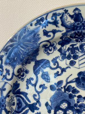 Plat armorié en porcelaine de Chine en bleu et blanc aux armes de Pelgrom pour le marché hollandais, Kangxi — photo 6