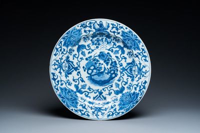 Plat armorié en porcelaine de Chine en bleu et blanc aux armes de Pelgrom pour le marché hollandais, Kangxi
