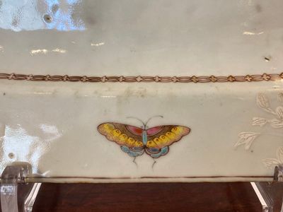 Plat armorié en porcelaine de Chine famille rose aux armes de 'Hotham' et de 'Morley', Qianlong — photo 9