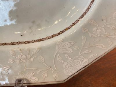 Plat armorié en porcelaine de Chine famille rose aux armes de 'Hotham' et de 'Morley', Qianlong — photo 10
