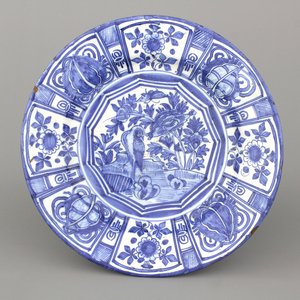 Plat bleu et blanc avec chinoiserie, style Ming, Haarlem, 17e — photo 1