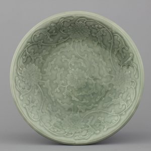 Plat céladon en porcelaine de Chine à décor de lotus, 19e — photo 1
