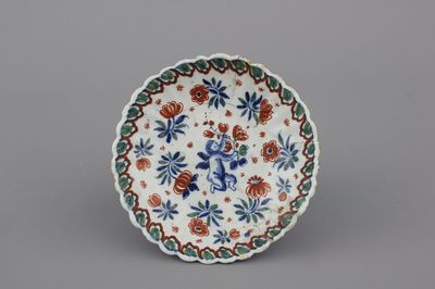 Plat côtelé en faïence polychrome de Delft, décor putto, début 18e