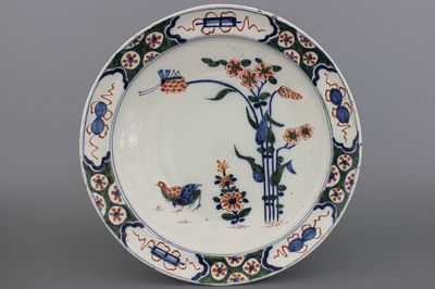 Plat de cailles en faïence polychrome de Delft en style Kakiemon, début 18e