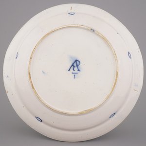 Plat de cailles en faïence polychrome de Delft en style Kakiemon, début 18e — photo 2