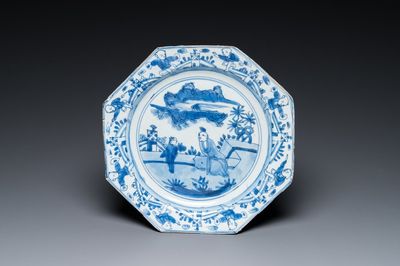 Plat de forme octogonale en porcelaine de Chine en bleu et blanc, époque Transition