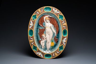 Plat de forme ovale en majolique de Mintons à décor d'une déesse au putto, Angleterre, marque de 1874