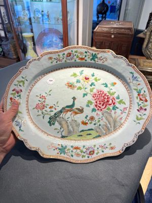 Plat de forme ovale en porcelaine de Chine famille rose à décor d'oiseaux près de branches fleuries, Qianlong — photo 1