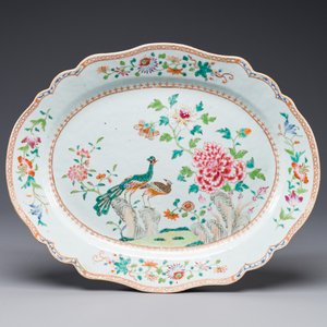 Plat de forme ovale en porcelaine de Chine famille rose à décor d'oiseaux près de branches fleuries, Qianlong — photo 1