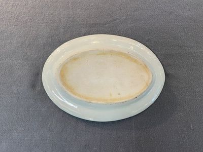 Plat de forme ovale en porcelaine de Chine famille rose de Canton, 19ème — photo 2