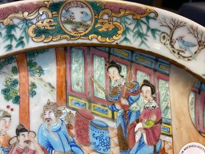 Plat de forme ovale en porcelaine de Chine famille rose de Canton, 19ème — photo 6
