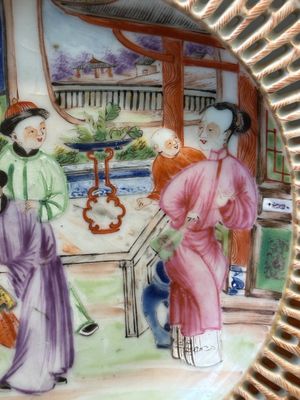 Plat de forme ovale en porcelaine de Chine famille rose de Canton à bordure ajourée, 19ème — photo 4