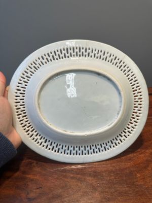 Plat de forme ovale en porcelaine de Chine famille rose de Canton à bordure ajourée, 19ème — photo 5