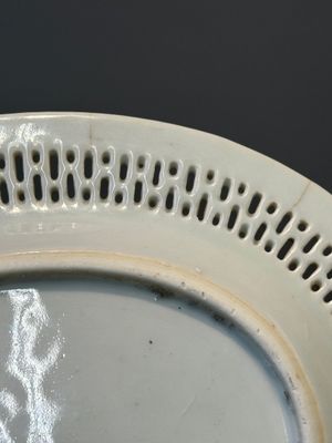 Plat de forme ovale en porcelaine de Chine famille rose de Canton à bordure ajourée, 19ème — photo 6