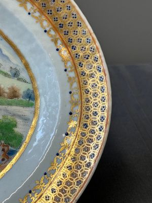 Plat de forme ovale en porcelaine de Chine famille rose de Canton à décor de paysage et monogramme, 19ème — photo 6