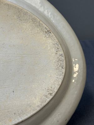 Plat de forme ovale en porcelaine de Chine famille rose de Canton à décor de paysage et monogramme, 19ème — photo 9