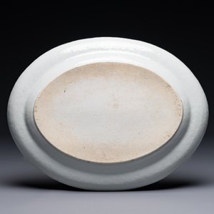 Plat de forme ovale en porcelaine de Chine famille rose de Canton à décor de paysage et monogramme, 19ème — photo 2
