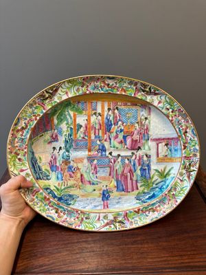 Plat de forme ovale en porcelaine de Chine famille rose de Canton à décor narratif, 19ème — photo 1