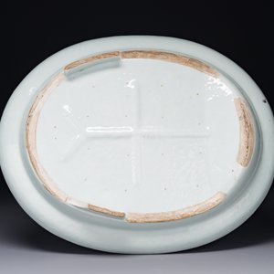 Plat de forme ovale en porcelaine de Chine famille rose de Canton à décor narratif, 19ème — photo 2