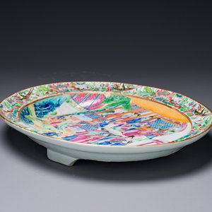 Plat de forme ovale en porcelaine de Chine famille rose de Canton à décor narratif, 19ème — photo 3