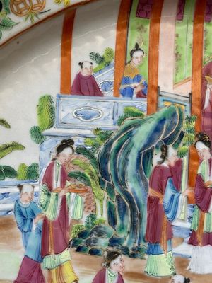 Plat de forme ovale en porcelaine de Chine famille rose de Canton à décor narratif, 19ème — photo 3