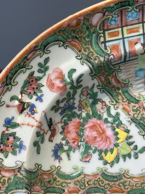 Plat de forme ovale monogrammée en porcelaine de Chine famille rose de Canton, 19ème — photo 5