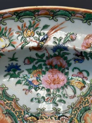 Plat de forme ovale monogrammée en porcelaine de Chine famille rose de Canton, 19ème — photo 7