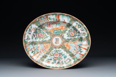 Plat de forme ovale monogrammée en porcelaine de Chine famille rose de Canton, 19ème
