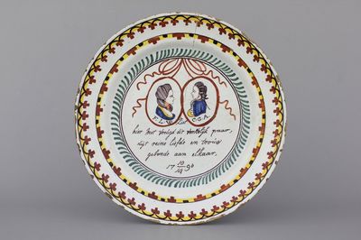 Plat de mariage orangiste rare en faïence de Delft, daté 1790