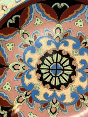 Plat en émaux cloisonnés à décor floral, marque Beijing Tezhong Gongyi Gongsi 北京特種工藝公司, Chine, daté 1952 — photo 2