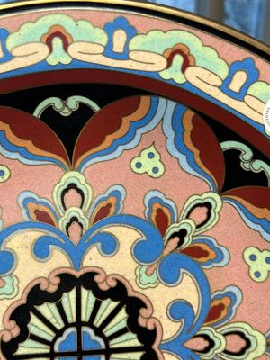 Plat en émaux cloisonnés à décor floral, marque Beijing Tezhong Gongyi Gongsi 北京特種工藝公司, Chine, daté 1952 — photo 3