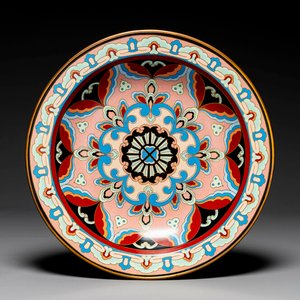 Plat en émaux cloisonnés à décor floral, marque Beijing Tezhong Gongyi Gongsi 北京特種工藝公司, Chine, daté 1952 — photo 1