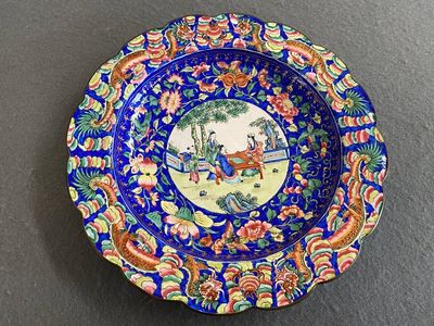 Plat en émaux de Canton à décor de lettrés, Chine, Qianlong/Jiaqing — photo 1