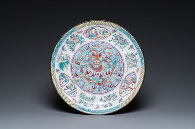 Plat en émaux de Canton à décor d'un dragon, Chine, marque de Kangxi, Qianlong