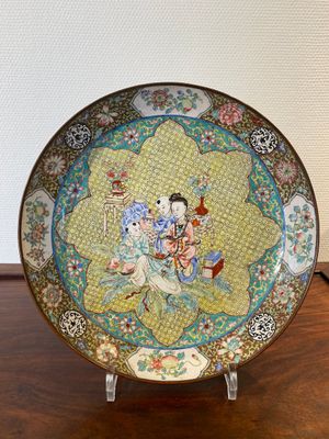 Plat en émaux de Canton à décor d'une femme et deux garçons, Chine, Yongzheng — photo 1