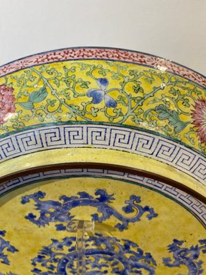 Plat en émaux de Canton à décor d'une femme et deux garçons, Chine, Yongzheng — photo 7